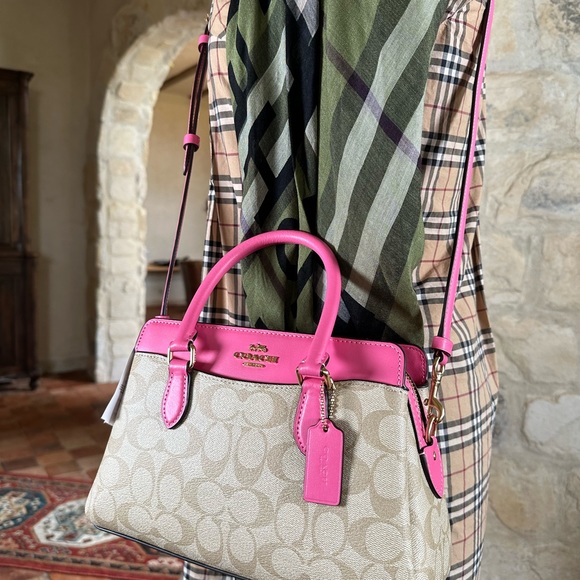 Coach - Picture 16 of 16